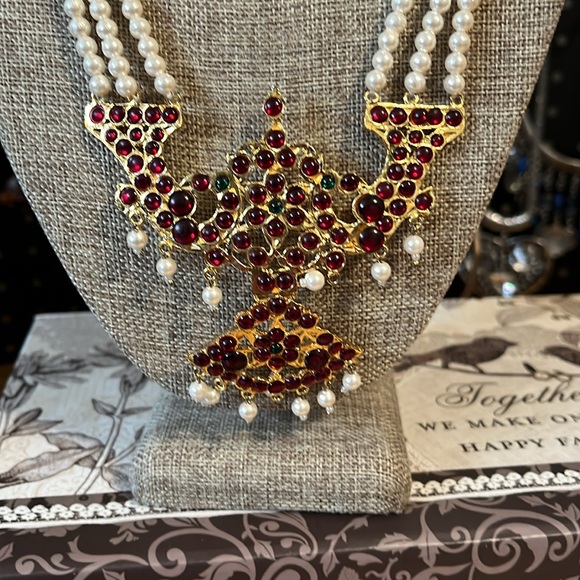 Gorgeous Red, Green and Faux Pearl necklace, unmarked - Picture 9 of 11